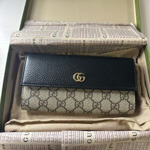 GUCCI- GG Marmont bi-color wallet on chain
New with tags never worn.